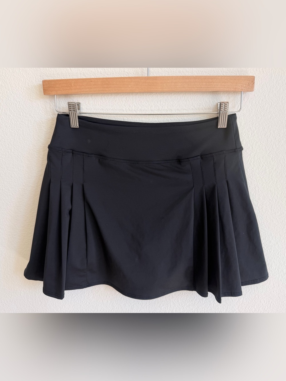 Black Pleated Athletic Skort with Smooth Waistband and Flared Hem